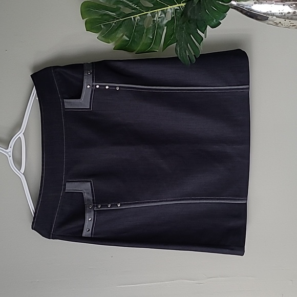 straight skirt - Picture 1 of 6